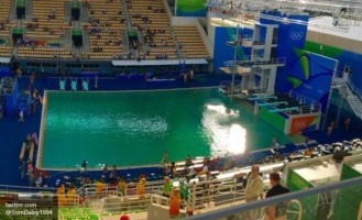 Вода в олимпийском бассейне в Рио позеленела за один день