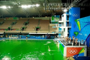 Вода в олимпийском бассейне в Рио позеленела за один день