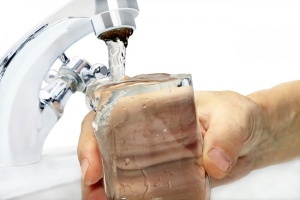 84% россиян пьют воду из-под крана — опрос